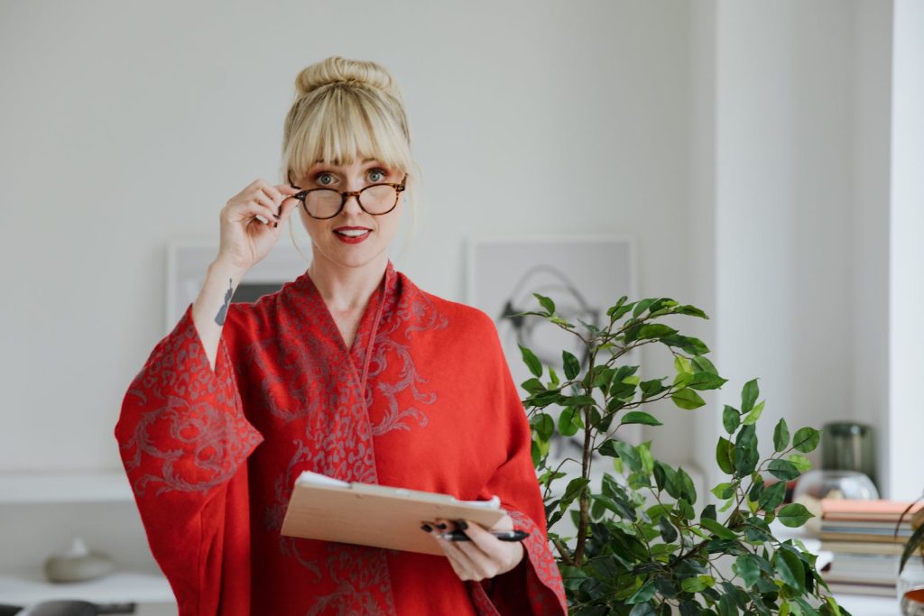 L’apotemnophilie et les troubles de l’identité corporelle Woman Wearing Red Robe Holding a Chart