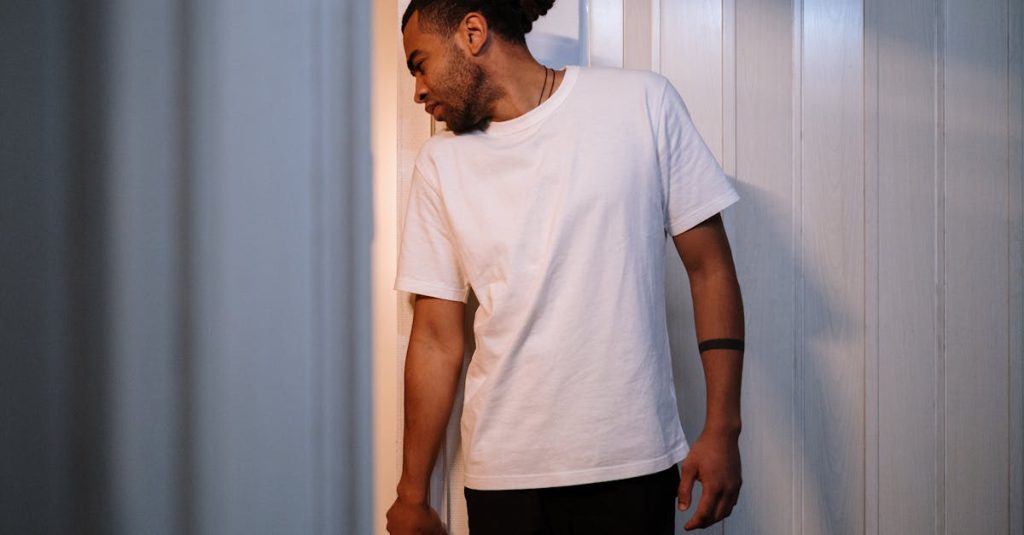 Comprendre la peur de la foule : causes et solutions découvrez l'agoraphobie, un trouble d'anxiété qui provoque une peur intense des espaces ouverts ou des situations pouvant induire une panique. informez-vous sur ses symptômes, ses causes et les traitements disponibles pour surmonter cette condition.