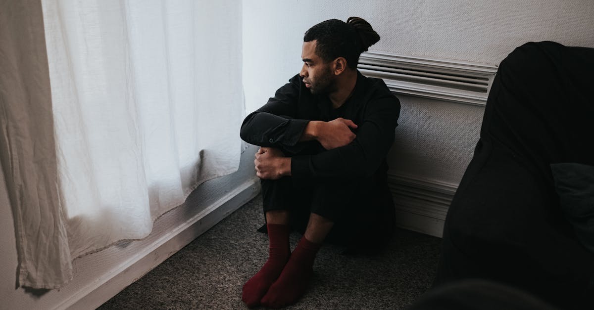 découvrez l'agoraphobie, un trouble anxieux qui affecte la capacité à se sentir en sécurité dans des espaces publics. apprenez-en davantage sur ses symptômes, ses causes et les options de traitement pour aider ceux qui en souffrent à retrouver leur liberté.