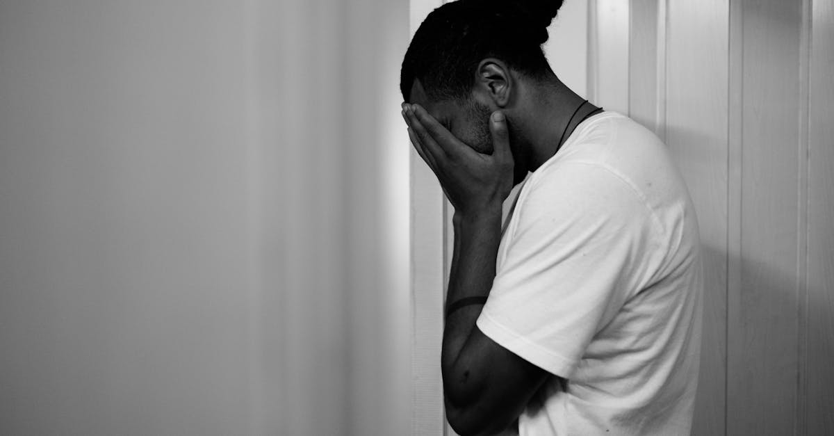 découvrez l'agoraphobie, un trouble anxieux qui cause une peur intense des situations publiques. apprenez sur ses symptômes, ses causes et les options de traitement pour mieux comprendre et surmonter cette condition.