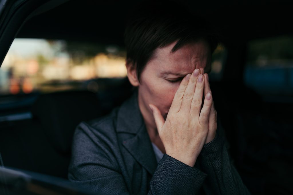 Arrhenphobie : comprendre la peur des hommes Anxious businesswoman sitting inside of the car