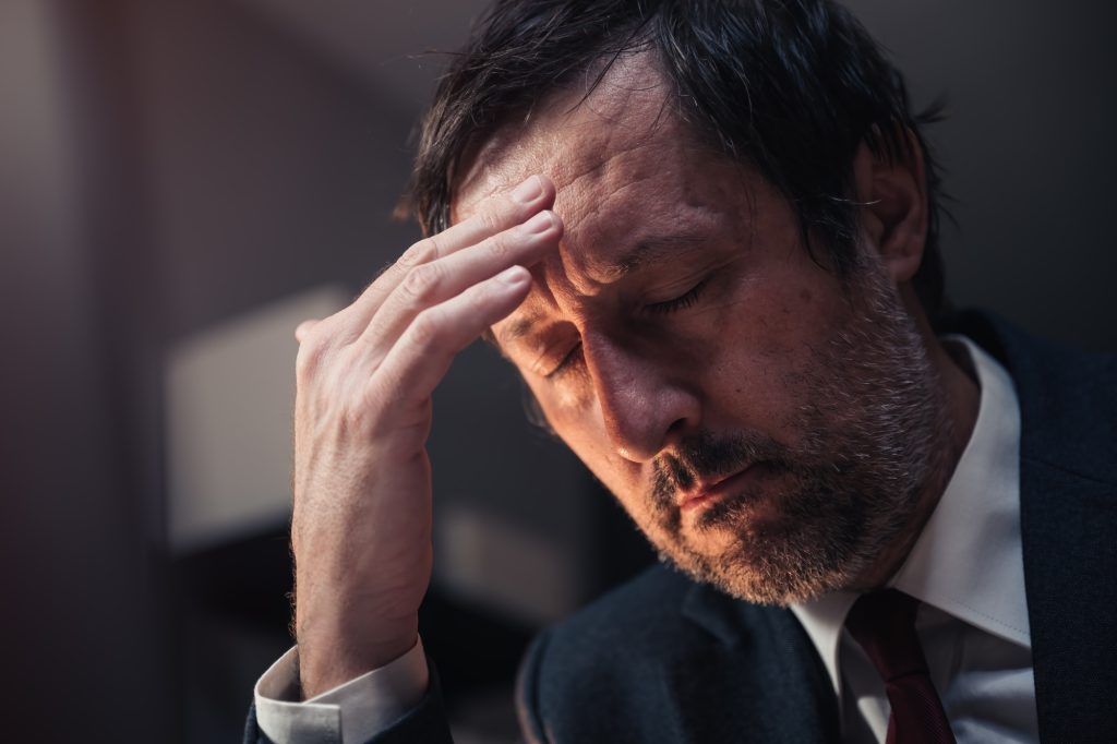 Tout savoir sur l’échopraxie : définition, causes et traitements Business problems, exhausted businessman troubled and challenged with project deadline
