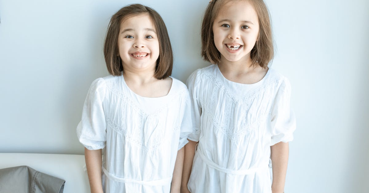 découvrez le concept d'omnipotence infantile, une notion psychologique fascinante qui explore comment les enfants perçoivent leur pouvoir et leur contrôle sur le monde qui les entoure. plongez dans l'univers de l'enfance et comprenez l'impact de ces croyances sur le développement émotionnel et la perception des réalités.