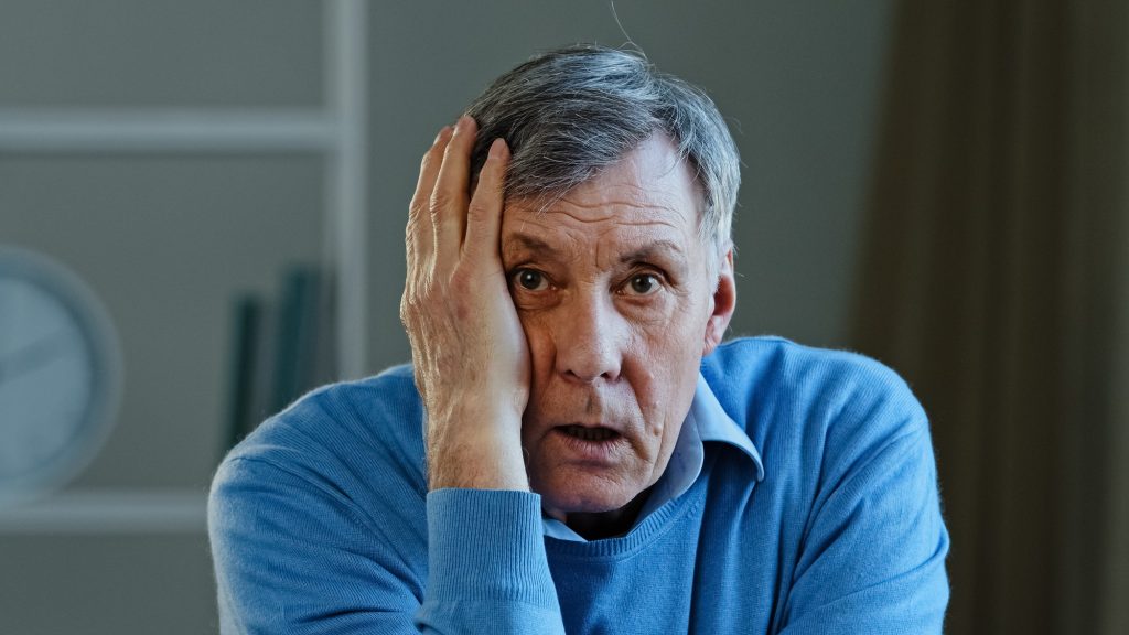 Syndrome de Dékbom : comprendre le mal-être chez les seniors Shocked old senior Caucasian man amazed elderly mature 60s male feeling worried shock fear take off