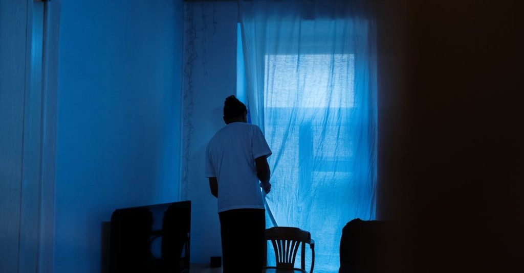 découvrez l'agoraphobie, un trouble anxieux qui se manifeste par la peur des espaces ouverts et des situations sociales. apprenez à identifier ses symptômes, ses causes et les traitements disponibles pour mieux gérer cette condition et retrouver un équilibre dans votre vie.