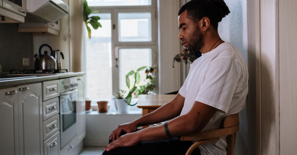 découvrez tout sur l'agoraphobie, une anxiété qui se manifeste par la peur des espaces publics et des situations difficiles à échapper. apprenez les causes, les symptômes et les traitements qui peuvent aider à surmonter cette condition.