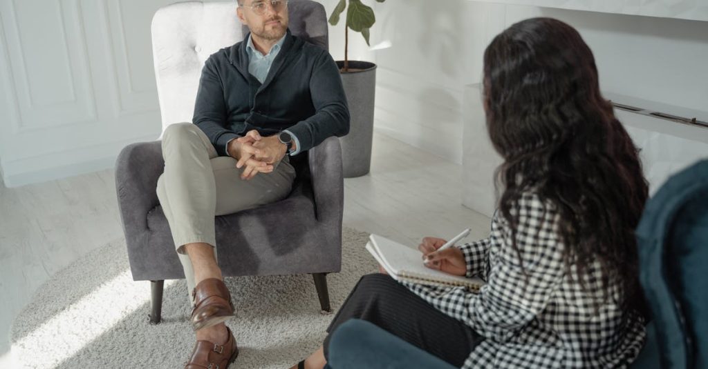 découvrez les bienfaits de la thérapie cognitivo-comportementale (tcc), une approche psychologique efficace pour surmonter les troubles anxieux, la dépression et améliorer votre bien-être. apprenez à modifier vos pensées et comportements pour une vie plus équilibrée.