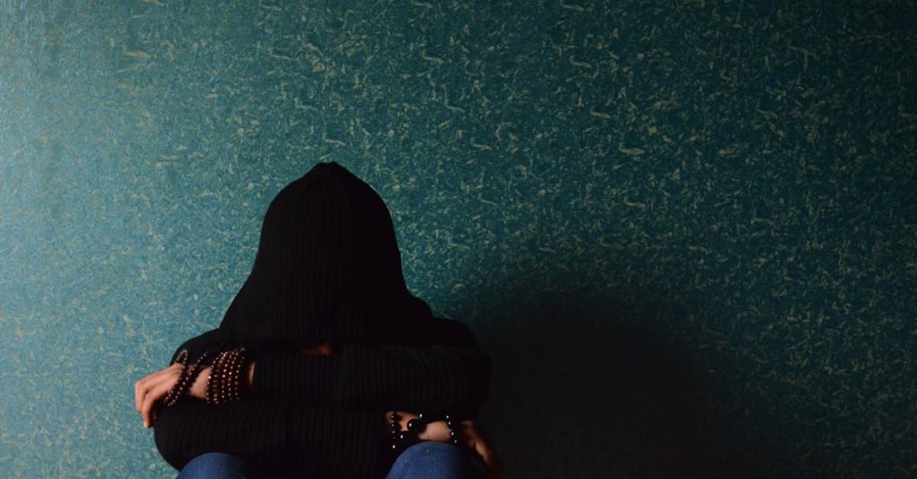 découvrez les causes, symptômes et traitements de la dépression, une maladie mentale courante qui touche des millions de personnes. apprenez comment identifier les signes de la dépression et explorez des stratégies pour obtenir de l'aide et retrouver le bien-être.