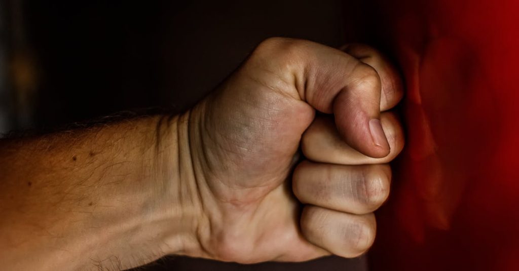 découvrez des informations essentielles sur la violence domestique, ses signes, ses conséquences et les ressources disponibles pour soutenir les victimes. apprenez à reconnaître les comportements abusifs et à agir pour mettre fin à cette problématique sociale.