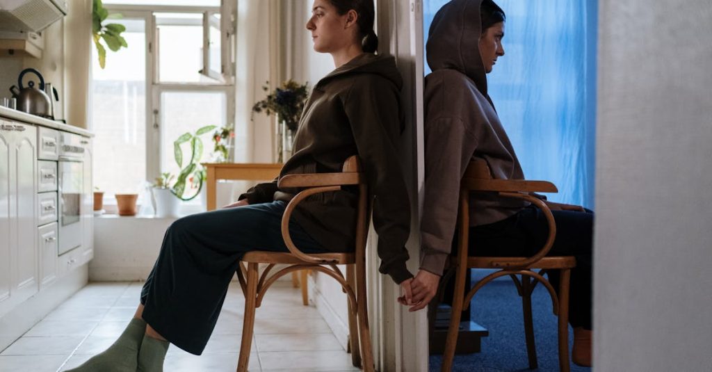 découvrez les différentes facettes des hallucinations, leurs causes, symptômes et traitements. plongez dans un monde où la perception se mélange à la réalité, et comprenez l'impact de ces expériences sur la vie quotidienne.