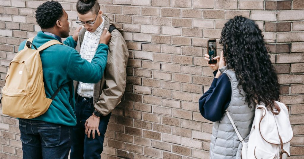 découvrez les conséquences du harcèlement et les moyens de le combattre. informez-vous sur les types de harcèlement, les impacts sur les victimes et les ressources disponibles pour obtenir de l'aide.