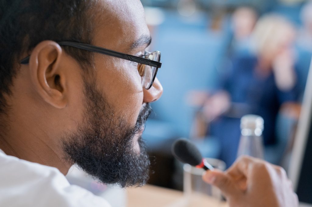 Comprendre la glossophobie : surmonter la peur de parler en public Part of face of young bearded speaker in eyeglasses