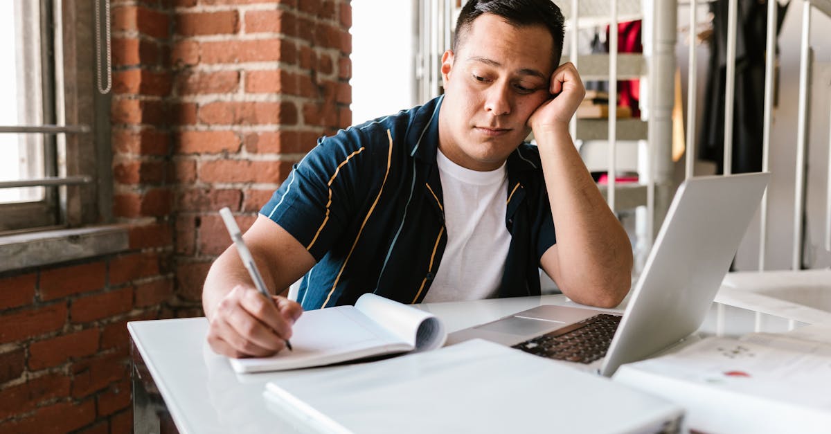 découvrez les causes et les solutions à la procrastination. apprenez à surmonter cette tendance à remettre les tâches à plus tard et boostez votre productivité avec des conseils pratiques et des techniques éprouvées.