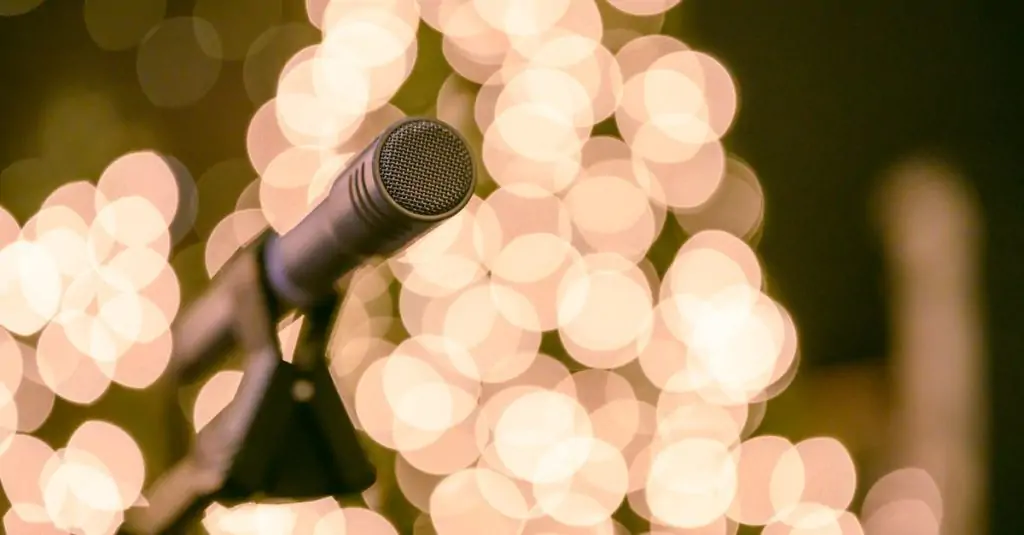 découvrez le mutisme sélectif, un trouble de la communication affectant certains enfants, qui reste silencieux dans des contextes spécifiques tout en étant capable de s'exprimer dans d'autres. apprenez-en davantage sur ses causes, ses symptômes et les stratégies pour soutenir les enfants touchés.