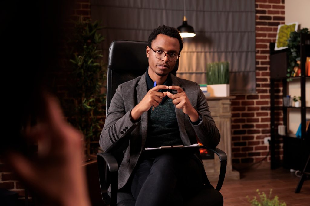 Comprendre les théories psychanalytiques sur la perversion African american therapist doing psychoanalysis consultation