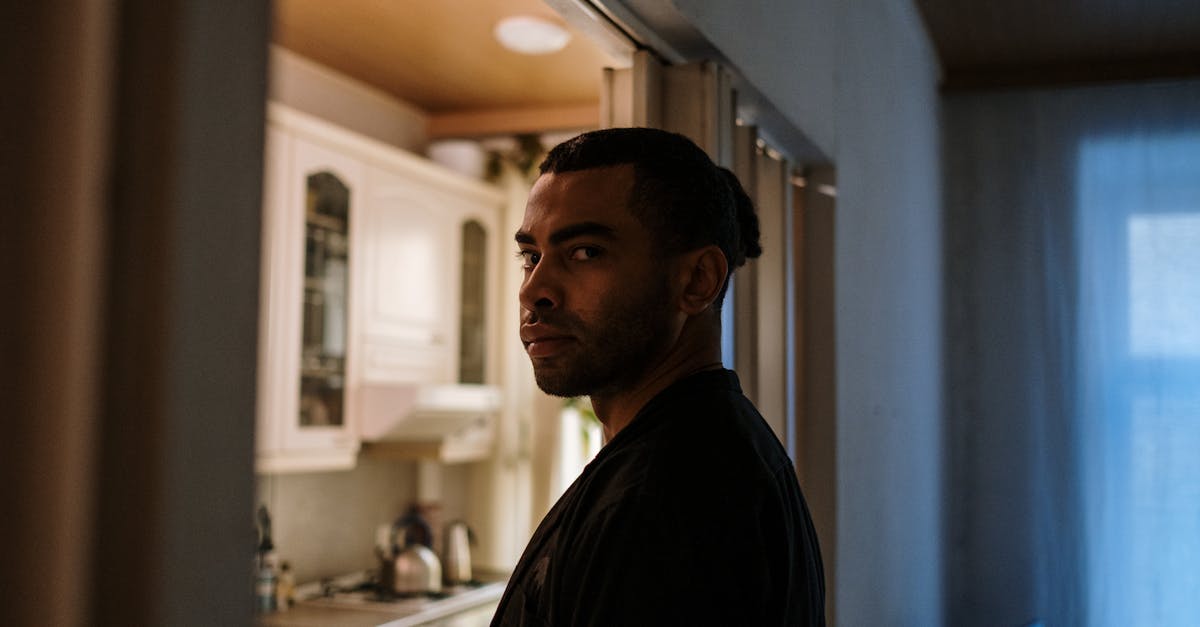 découvrez l'agoraphobie, un trouble anxieux complexe qui provoque une peur intense des espaces publics et des situations d'où il est difficile de s'échapper. apprenez-en plus sur ses causes, ses symptômes et les méthodes de traitement pour retrouver une vie sereine.