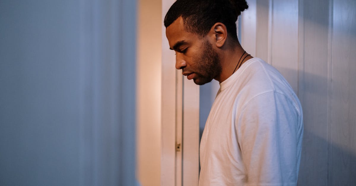 découvrez l'agoraphobie, un trouble anxieux qui provoque une peur intense des espaces publics et des situations où il pourrait être difficile de s'échapper. apprenez à reconnaître les symptômes, les causes et les traitements disponibles pour surmonter cette condition et retrouver votre liberté.