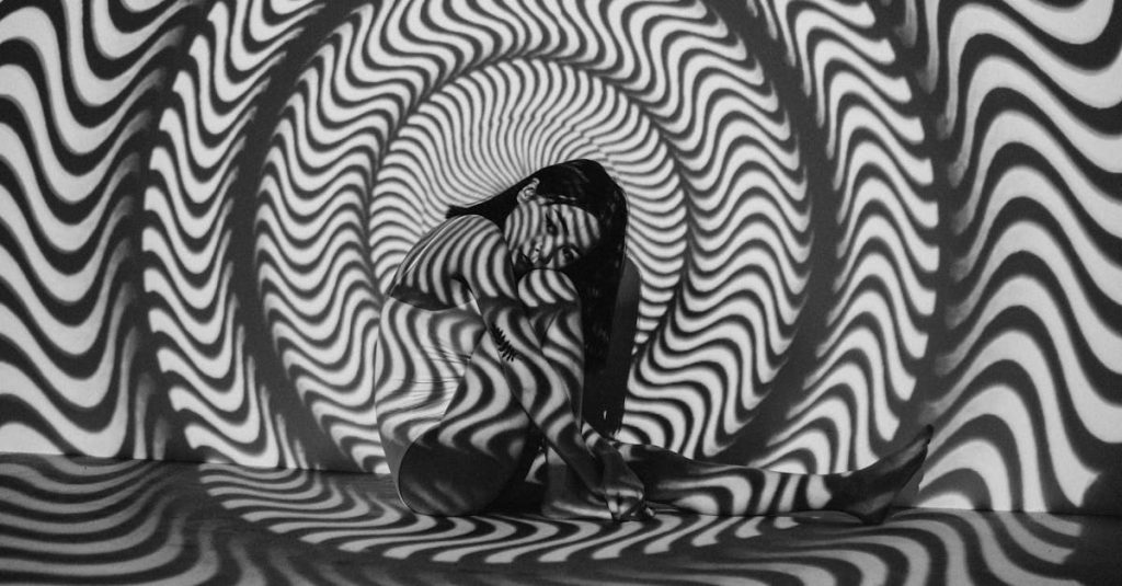 découvrez l'hypnose, une pratique fascinante qui explore les profondeurs de l'esprit humain. apprenez comment elle peut être utilisée pour la relaxation, le développement personnel et le traitement de divers problèmes psychologiques.