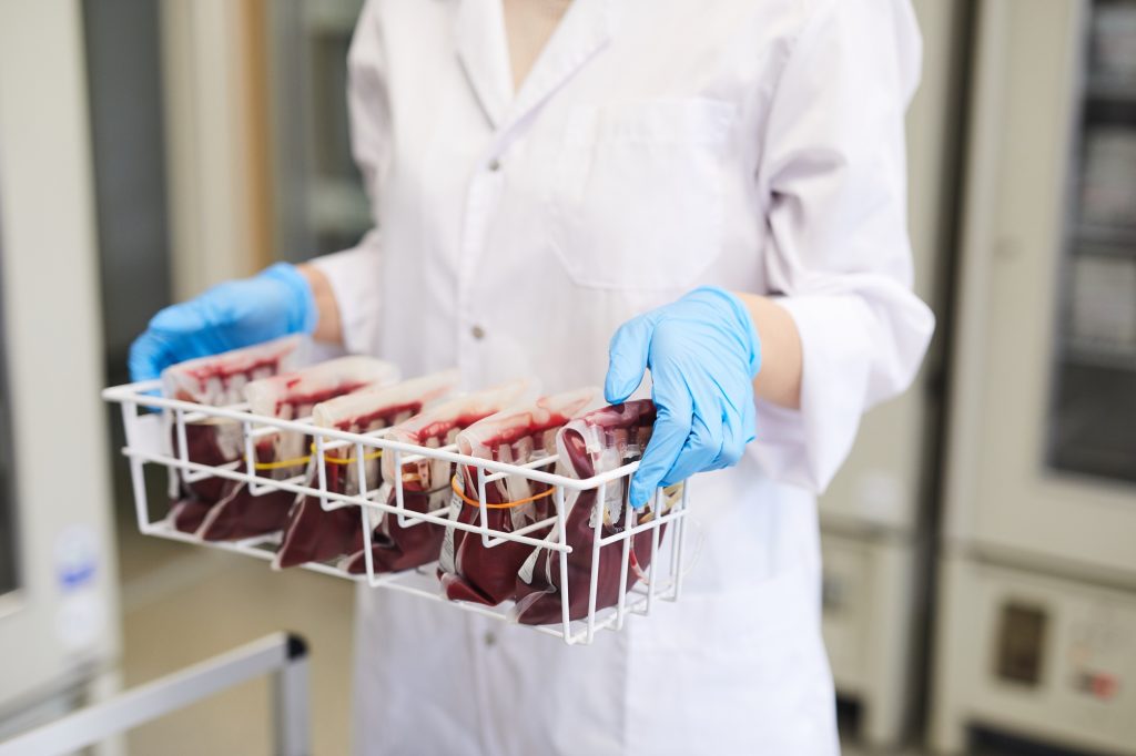 Comprendre la hémophobie : enjeux et solutions pour surmonter la phobie du sang Nurse with donor blood