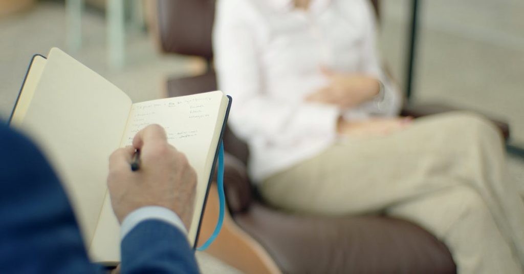 découvrez l'univers fascinant de la psychanalyse, une méthode thérapeutique qui explore l'inconscient et aide à comprendre les comportements humains. plongez dans les théories de freud et des psychanalystes contemporains pour mieux appréhender vos émotions et vos relations.