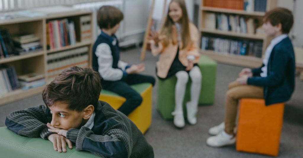 découvrez les clés pour comprendre et surmonter l'anxiété sociale. apprenez des techniques efficaces pour gérer vos craintes, améliorer votre confiance en vous et interagir plus sereinement avec les autres.