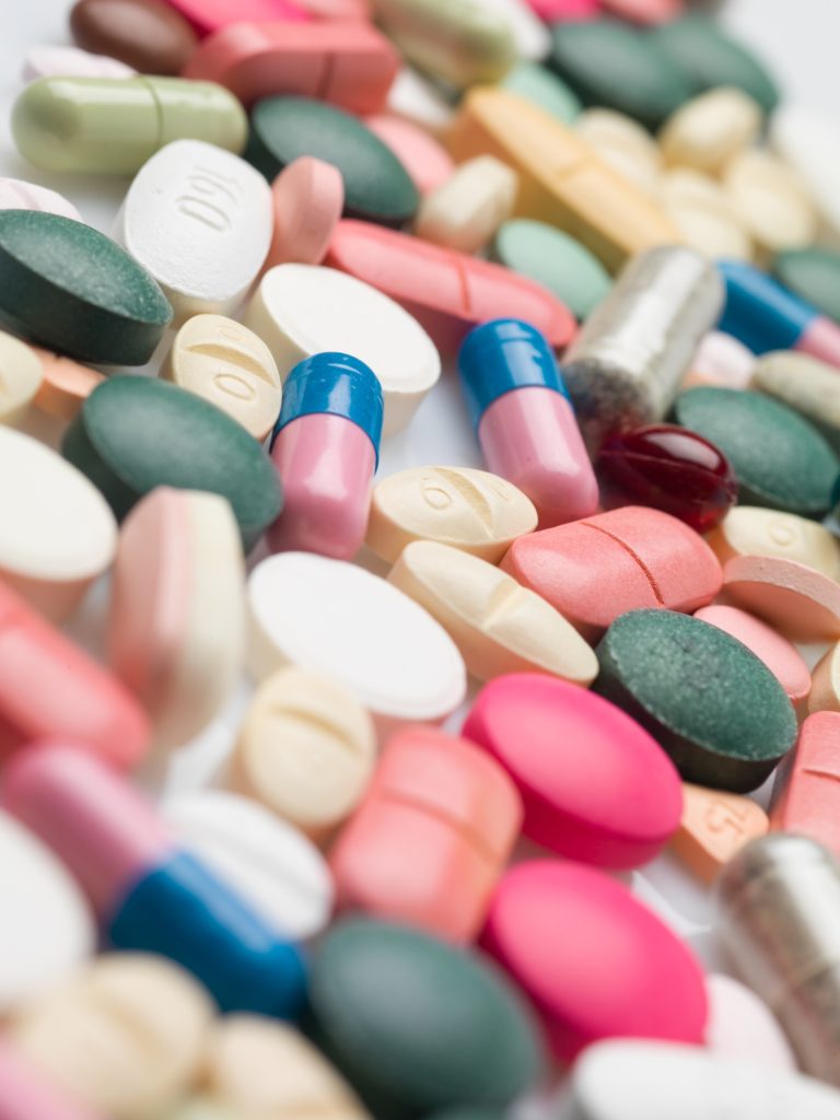 Comprendre la pharmacophobie : causes et solutions pour surmonter cette peur Variety of colorful prescription drugs
