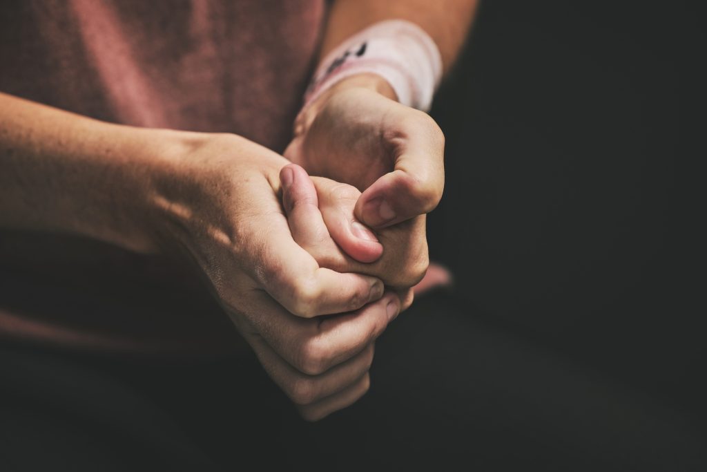 Autophagie et automutilation : comprendre les liens entre processus biologiques et comportements destructeurs Woman with anxiety, hands scratch skin and stressed self harm picking mental health disorder. Nervo