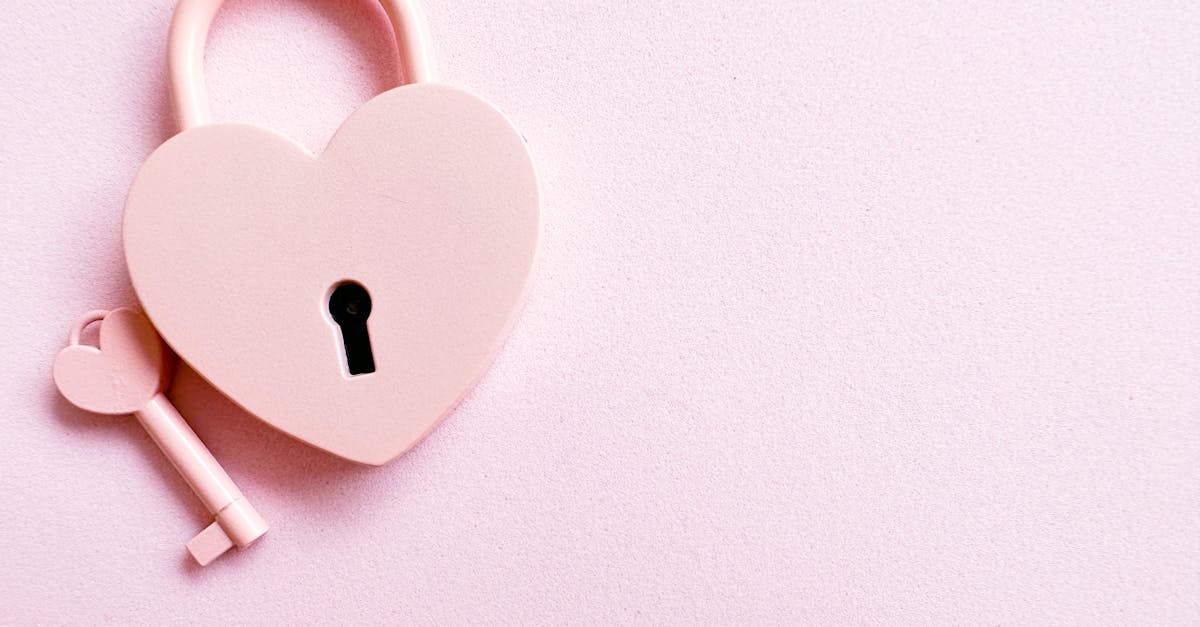 découvrez les caractéristiques de l'attachement anxieux et comment il influence les relations personnelles. apprenez à identifier les signes, à comprendre leurs origines et à trouver des stratégies pour surmonter l'anxiété relationnelle.