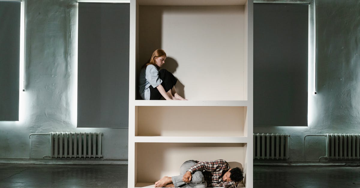 découvrez la claustrophobie, une peur intense des espaces confinés. apprenez-en davantage sur ses causes, ses symptômes et les différentes méthodes de traitement pour surmonter cette anxiété. informez-vous sur les stratégies pour gérer la claustrophobie au quotidien.