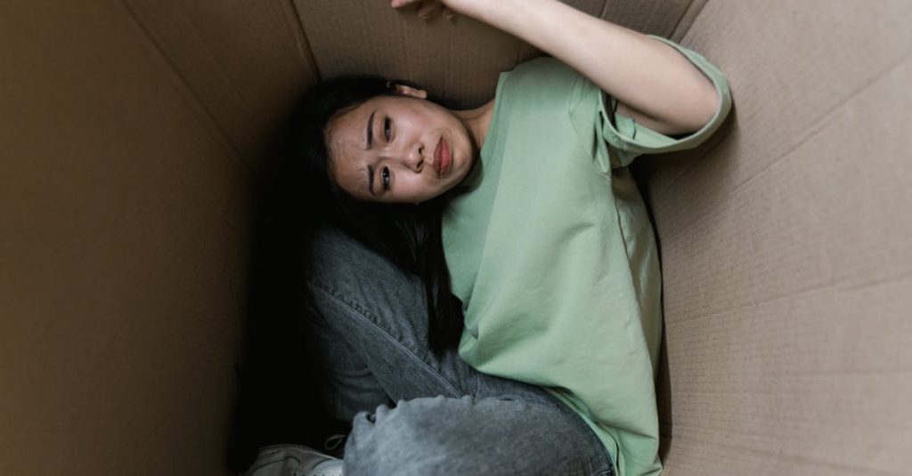 Comprendre la claustrophobie : signes révélateurs et des astuces pour apaiser les crises découvrez tout sur la claustrophobie, une peur intense des espaces clos. apprenez ses symptômes, causes et traitements pour mieux comprendre cette phobie et comment la surmonter.