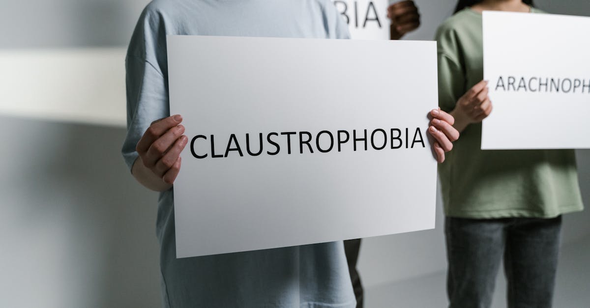 découvrez tout sur la claustrophobie, une peur intense des espaces confinés. apprenez à identifier ses symptômes, ses causes et les traitements disponibles pour surmonter cette phobie. informez-vous et prenez le contrôle de votre bien-être mental.
