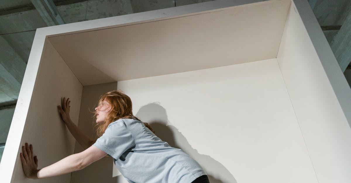 découvrez tout sur la claustrophobie : symptômes, causes et traitements. apprenez à mieux comprendre cette peur de l'espace confiné et explorez des stratégies efficaces pour surmonter cette condition.