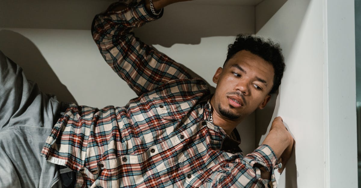 explorez la claustrophobie, une peur intense des espaces confinés. découvrez ses causes, symptômes et comment surmonter cette phobie pour retrouver votre paix intérieure.