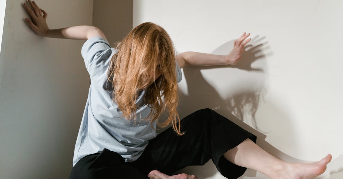 découvrez la claustrophobie, une peur intense et irrationnelle des espaces confinés. apprenez ses symptômes, causes et traitements pour mieux comprendre et surmonter cette phobie.