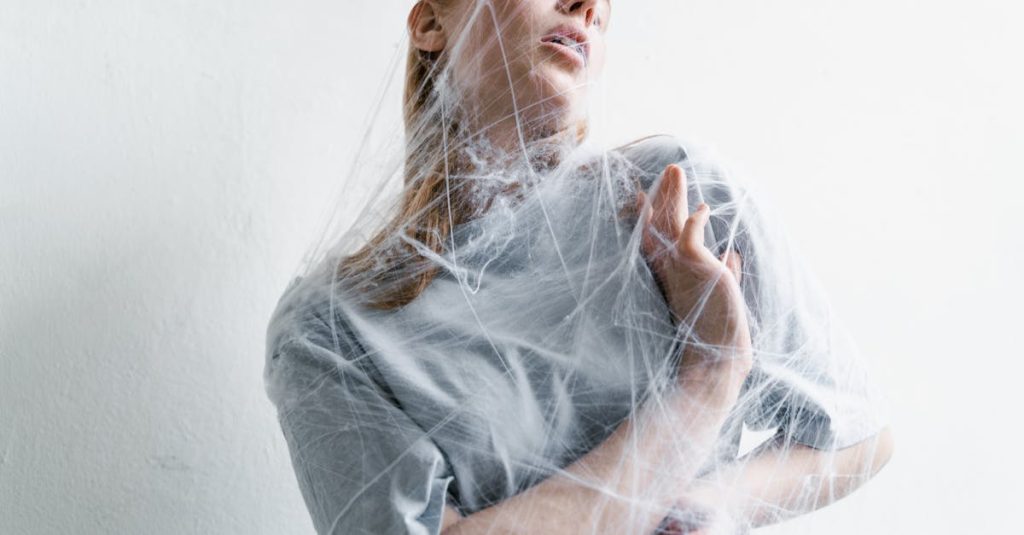 découvrez tout sur l'hypersensibilité : causes, symptômes et conseils pour mieux la gérer au quotidien. apprenez à vivre avec cette sensibilité accrue et trouvez des solutions adaptées à vos besoins.