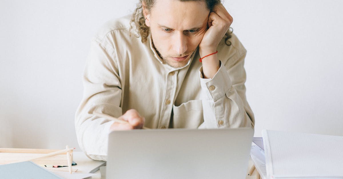 découvrez le syndrome de l'imposteur, ce phénomène psychologique qui pousse de nombreuses personnes à douter de leurs compétences et à craindre d'être exposées comme des fraudeurs. apprenez à reconnaître ses symptômes, à comprendre ses causes et à surmonter ce sentiment de manière efficace.