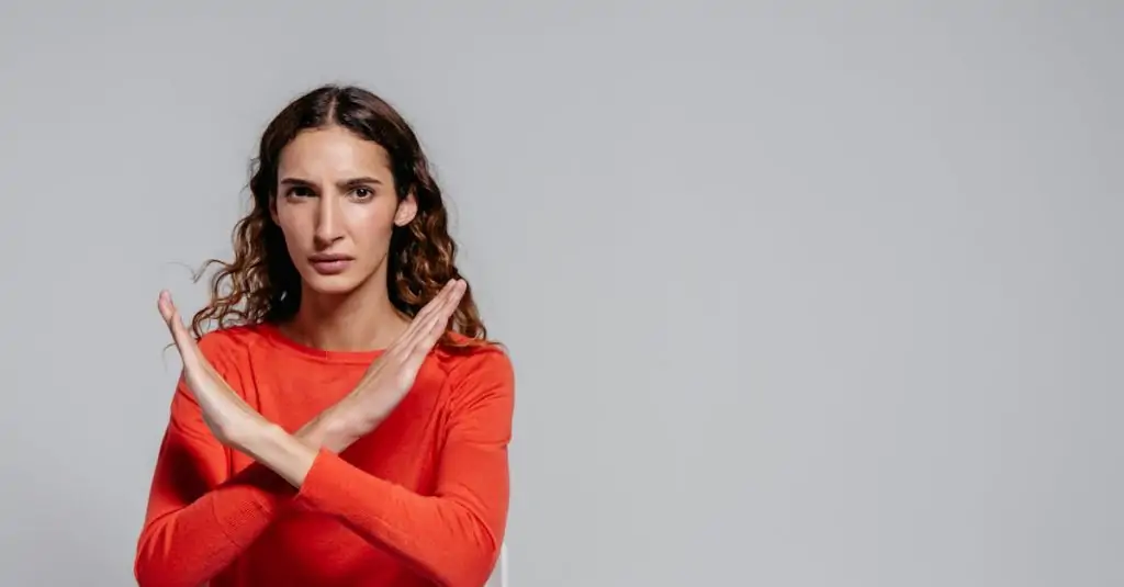 découvrez les différentes facettes du rejet, ses causes, ses impacts sur les individus et les moyens de surmonter cette expérience difficile pour favoriser un développement personnel positif.