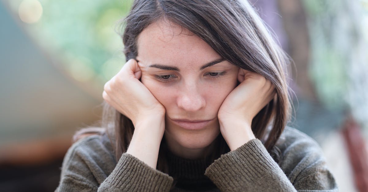 découvrez les causes et les symptômes de la dépression saisonnière, ainsi que des conseils pratiques pour gérer cette affection pendant les mois les plus sombres de l'année. apprenez à surmonter la mélancolie saisonnière et à retrouver votre bien-être mental.