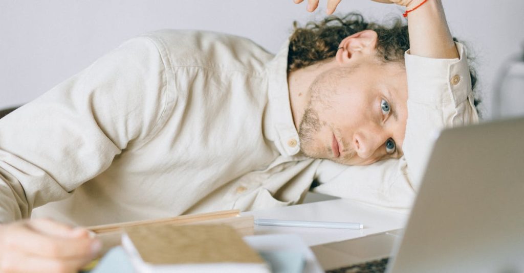 Comprendre le syndrome anxio-dépressif : les 10 signes révélateurs de l’anxiété et de la dépression découvrez le syndrome d'anxiété-dépression : symptômes, causes et traitements. apprenez à mieux comprendre et gérer ces troubles psychologiques pour améliorer votre bien-être mental.