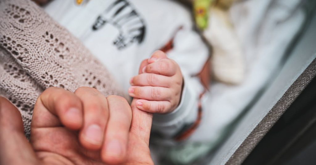 découvrez ce qu'est la dépendance émotionnelle, ses causes, ses signes et comment s'en libérer pour retrouver confiance et équilibre dans vos relations.