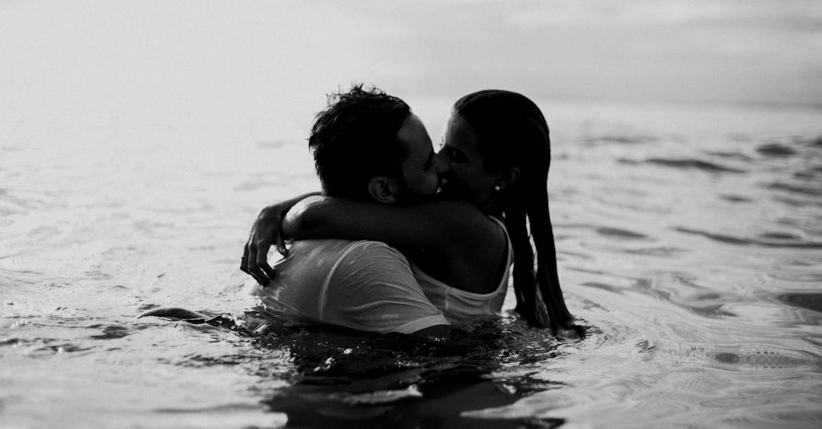 découvrez tout ce qu'il faut savoir sur la fréquence de l'intimité dans un couple : conseils, facteurs à considérer et astuces pour entretenir une vie amoureuse épanouie.