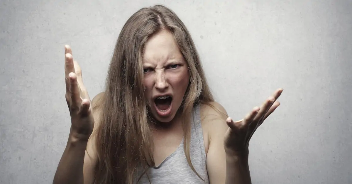 découvrez le terme 'passif-agressif', une attitude subtile qui mêle passivité et agressivité. apprenez à identifier ces comportements dans vos relations et à communiquer de manière plus efficace pour éviter les malentendus.