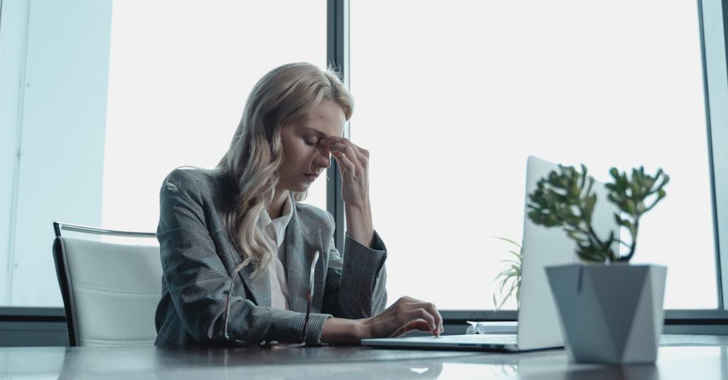 découvrez les symptômes, causes et traitements efficaces pour le mal de tête de tension, le type de céphalée le plus fréquent. informez-vous sur la prévention et les solutions pour soulager la douleur rapidement.
