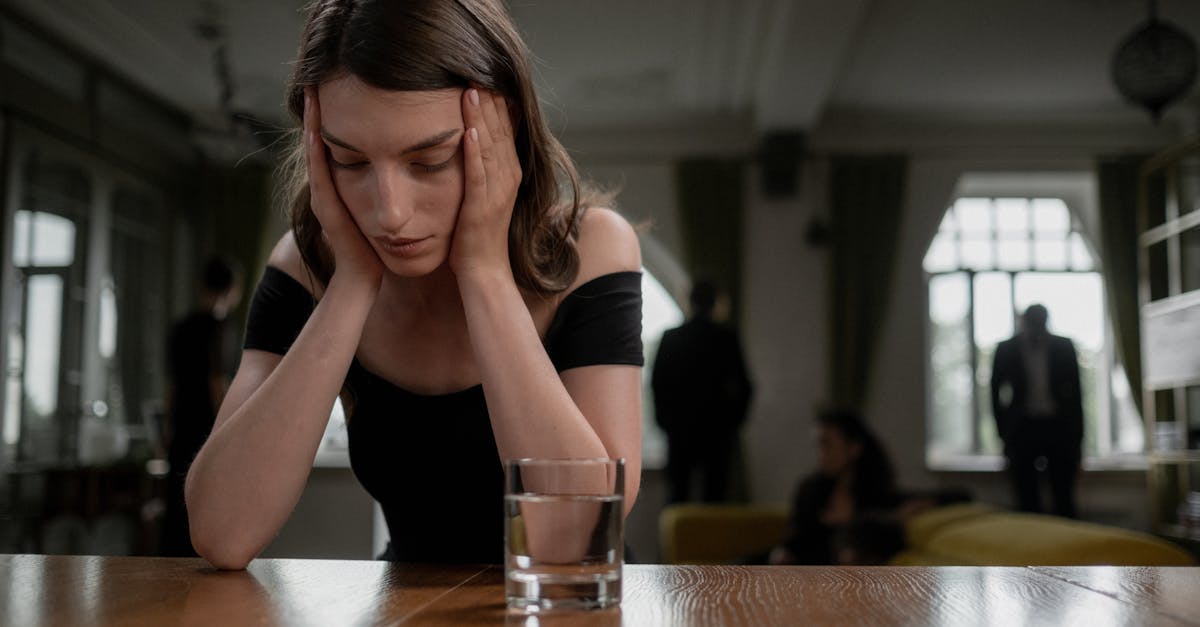 découvrez les différentes raisons pour lesquelles une femme peut pleurer, leurs significations émotionnelles et l'importance de l'expression des sentiments chez les femmes.