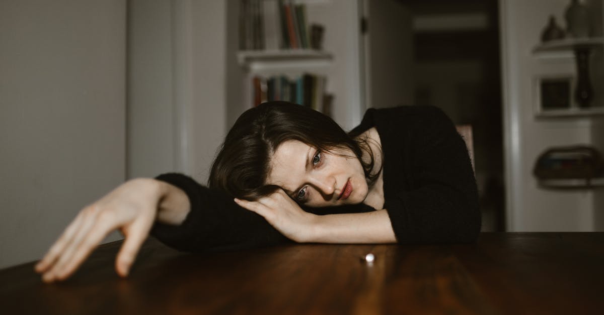 découvrez les causes et les émotions derrière les pleurs féminins. analyse et conseils pour comprendre et accompagner les femmes lorsqu'elles pleurent.