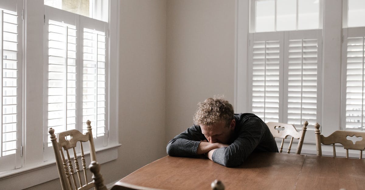 découvrez ce que sont les blessures narcissiques, leurs causes, leurs effets sur le comportement et des conseils pour surmonter ces traumatismes émotionnels.