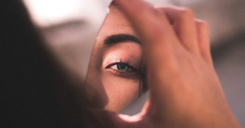 Les individus que nous croisons reflètent notre propre image découvrez la signification et l'importance de la réflexion, un processus essentiel pour penser, analyser et apprendre, que ce soit dans la vie quotidienne, en philosophie ou dans le développement personnel.