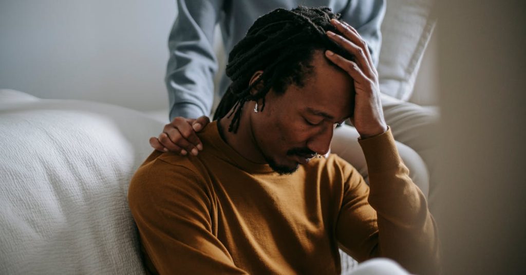 découvrez des conseils pratiques pour surmonter une crise de couple, comprendre les causes d’une crise relationnelle et reconstruire une relation solide et harmonieuse.