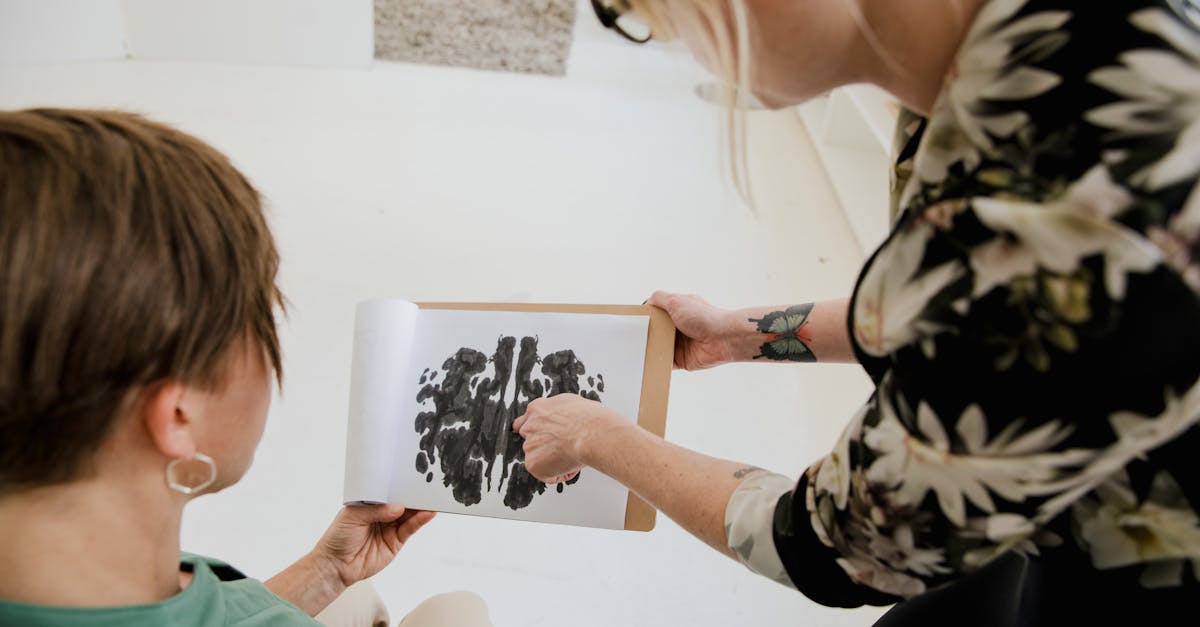 découvrez le test de rorschach, une méthode d’évaluation psychologique utilisant des taches d’encre pour explorer la personnalité et les processus mentaux. comprenez son histoire, son utilisation et son interprétation.