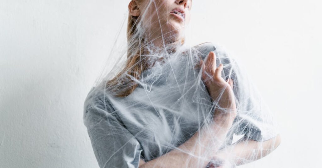 découvrez tout sur l'hypersensibilité : définition, causes, symptômes et conseils pour mieux vivre avec cette sensibilité accrue au quotidien.